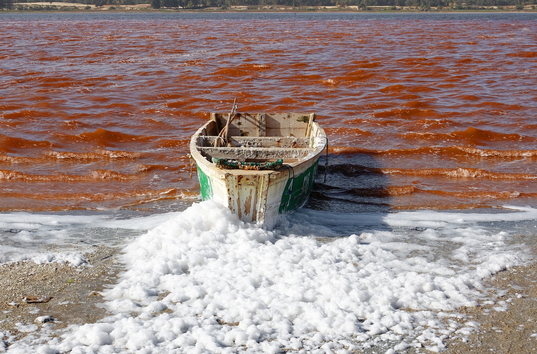 pirogue sur les bords du Lac Retba