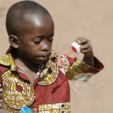 Jeune enfant qui s'amuse à faire des bulles de savon