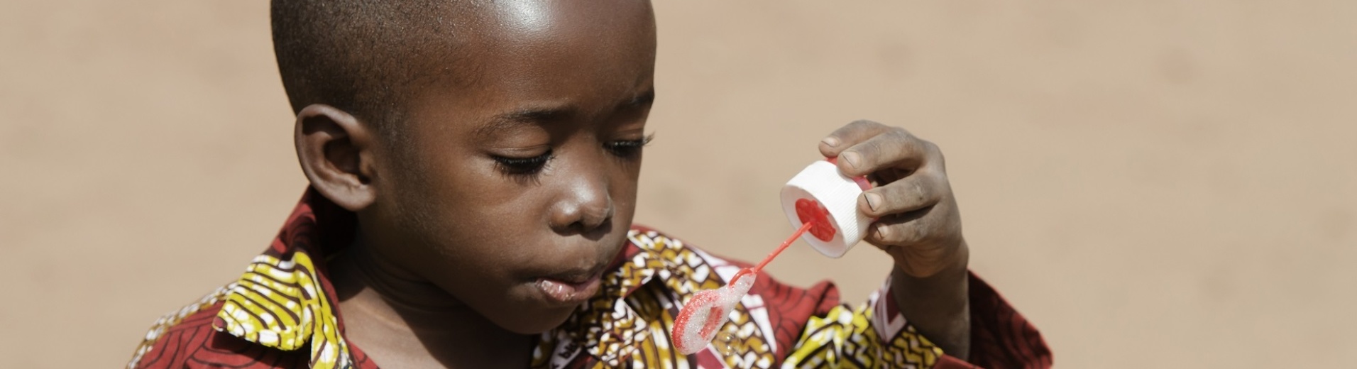 Jeune enfant qui s'amuse à faire des bulles de savon