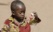 Jeune enfant qui s'amuse à faire des bulles de savon