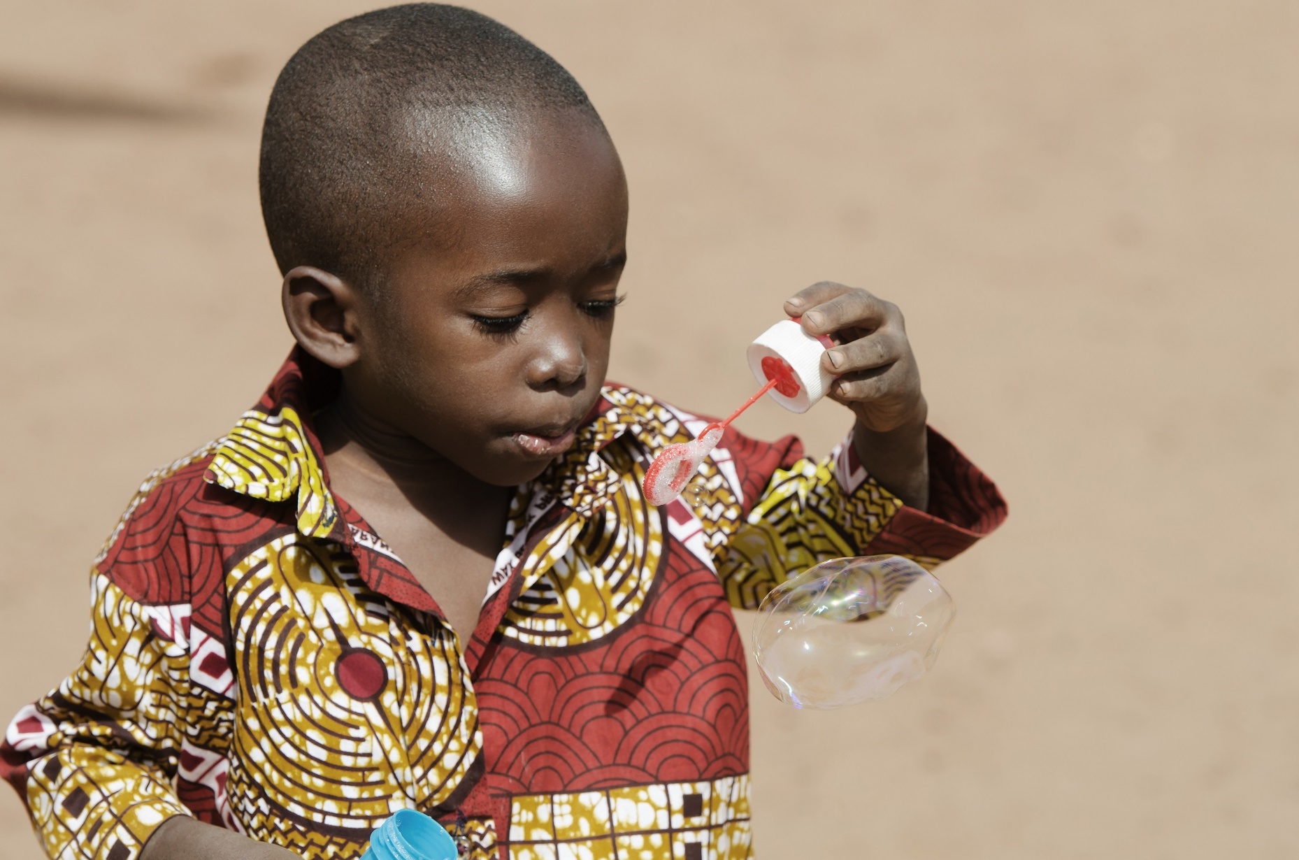 Jeune enfant qui s'amuse à faire des bulles de savon