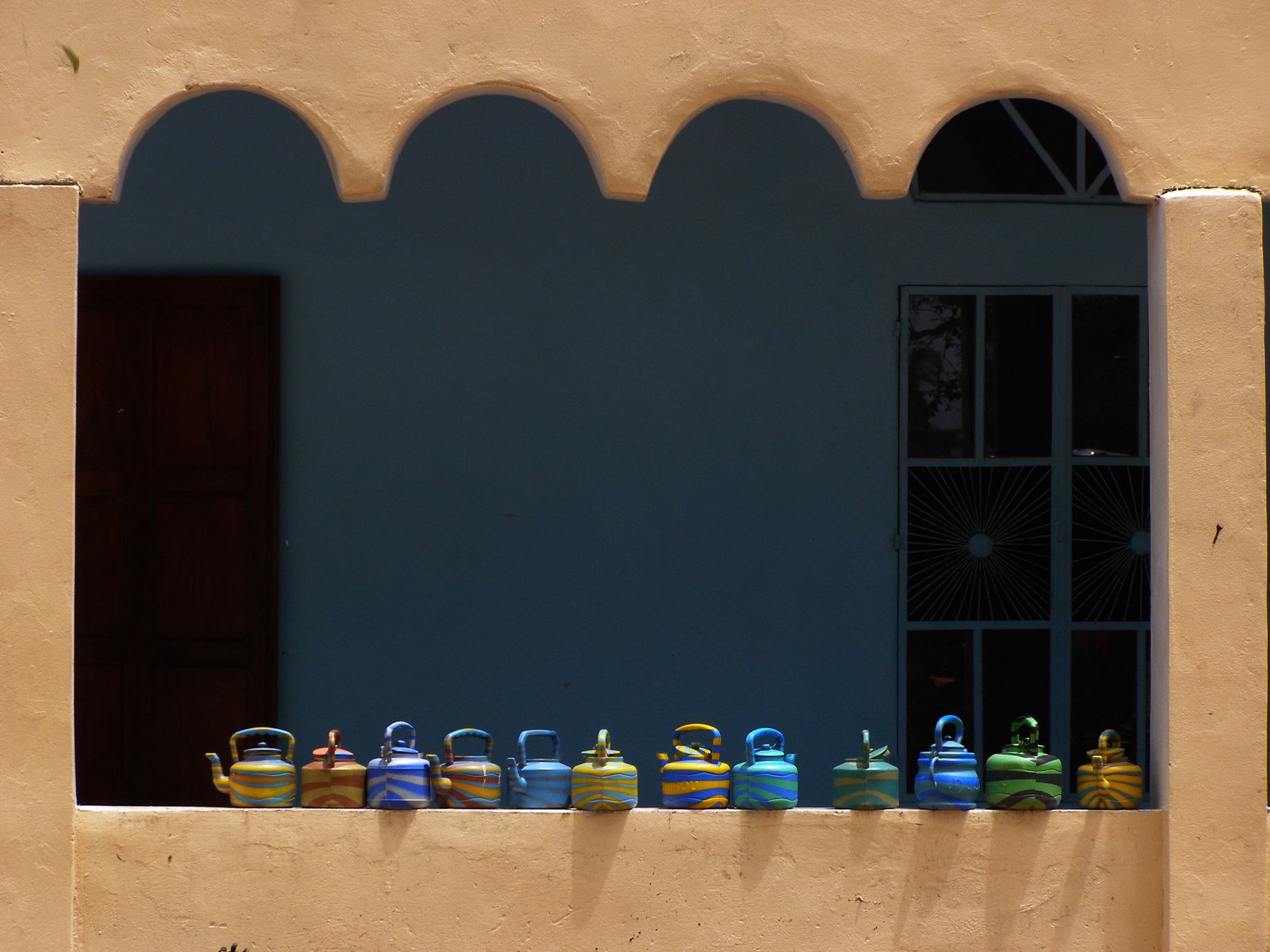 vases sur un mur au Sénégal