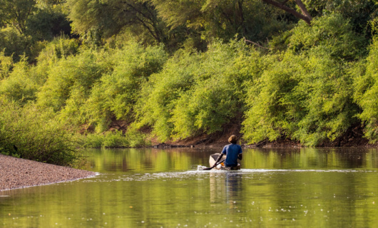 Homme sur une barque dans le Nioko Koba