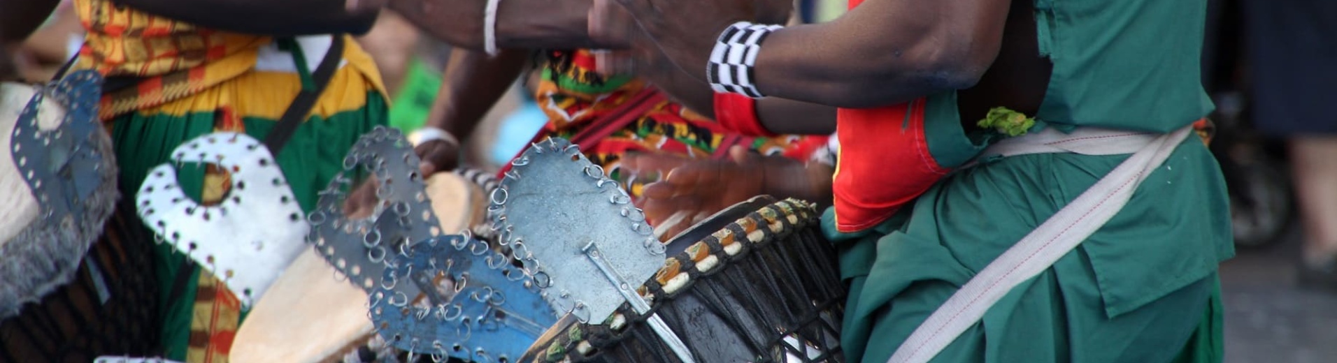 sénégalais jouant d'instruments traditionnels