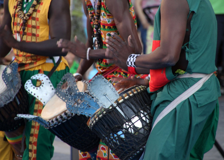 sénégalais jouant d'instruments traditionnels