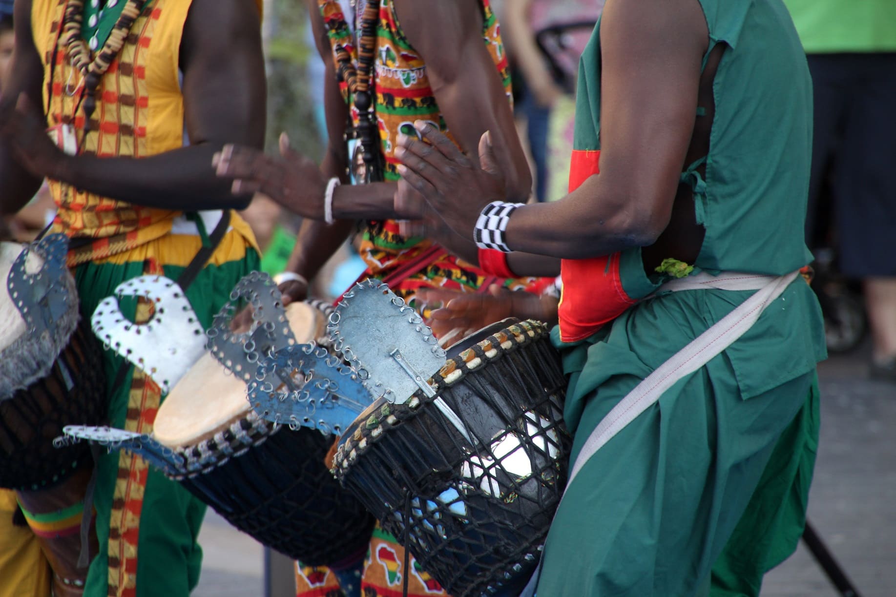 sénégalais jouant d'instruments traditionnels