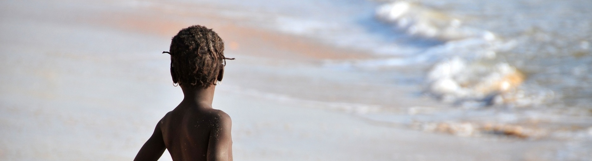 Enfant sur une plage du Sénégal