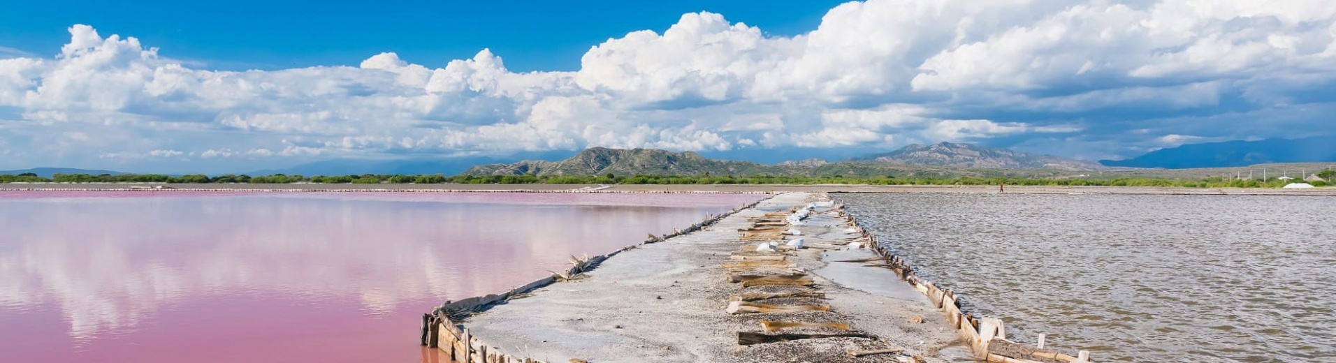 eau et banc de sel du Lac Rose