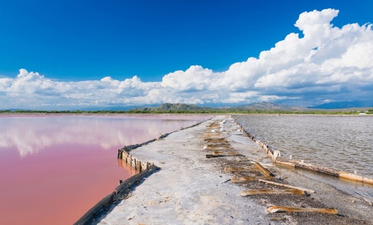 eau et banc de sel du Lac Rose