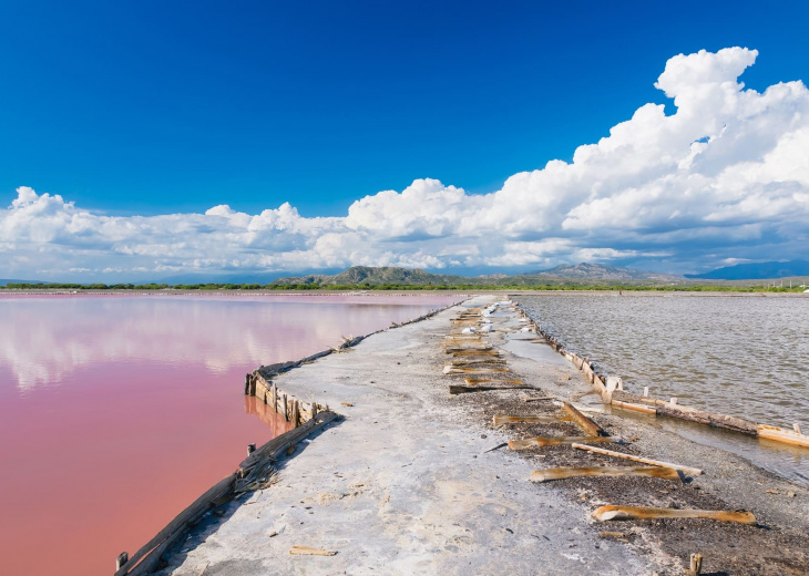 eau et banc de sel du Lac Rose