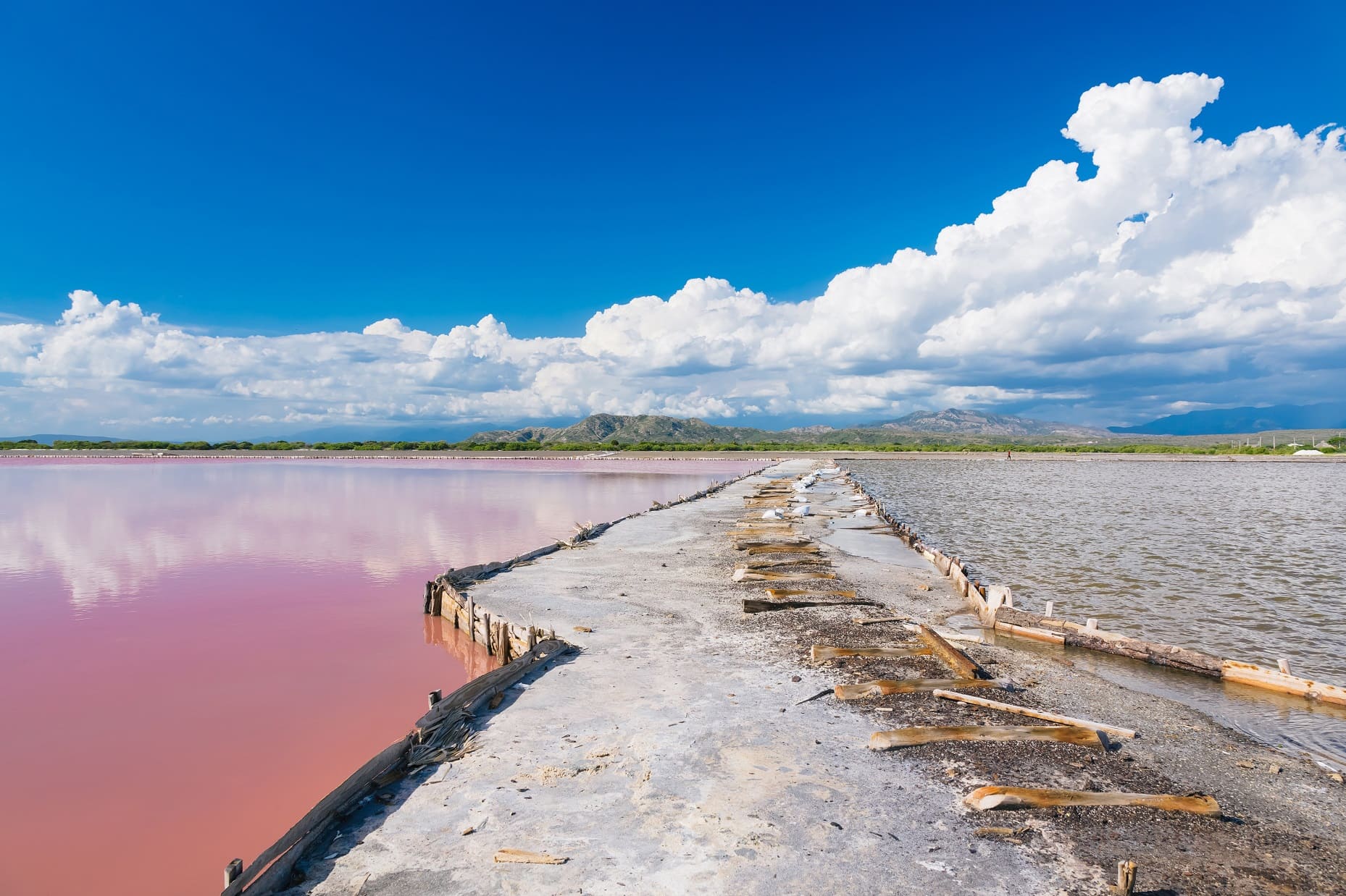 eau et banc de sel du Lac Rose