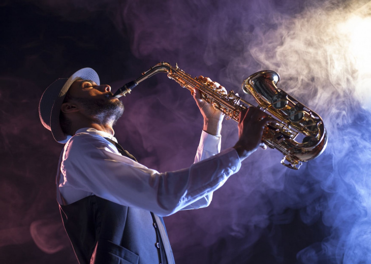 Homme jouant du saxophone