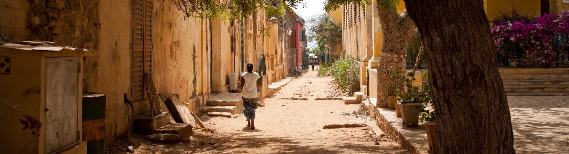 Rue de Gorée avec une femme marchant de dos