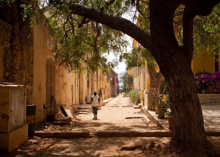 Rue de Gorée avec une femme marchant de dos