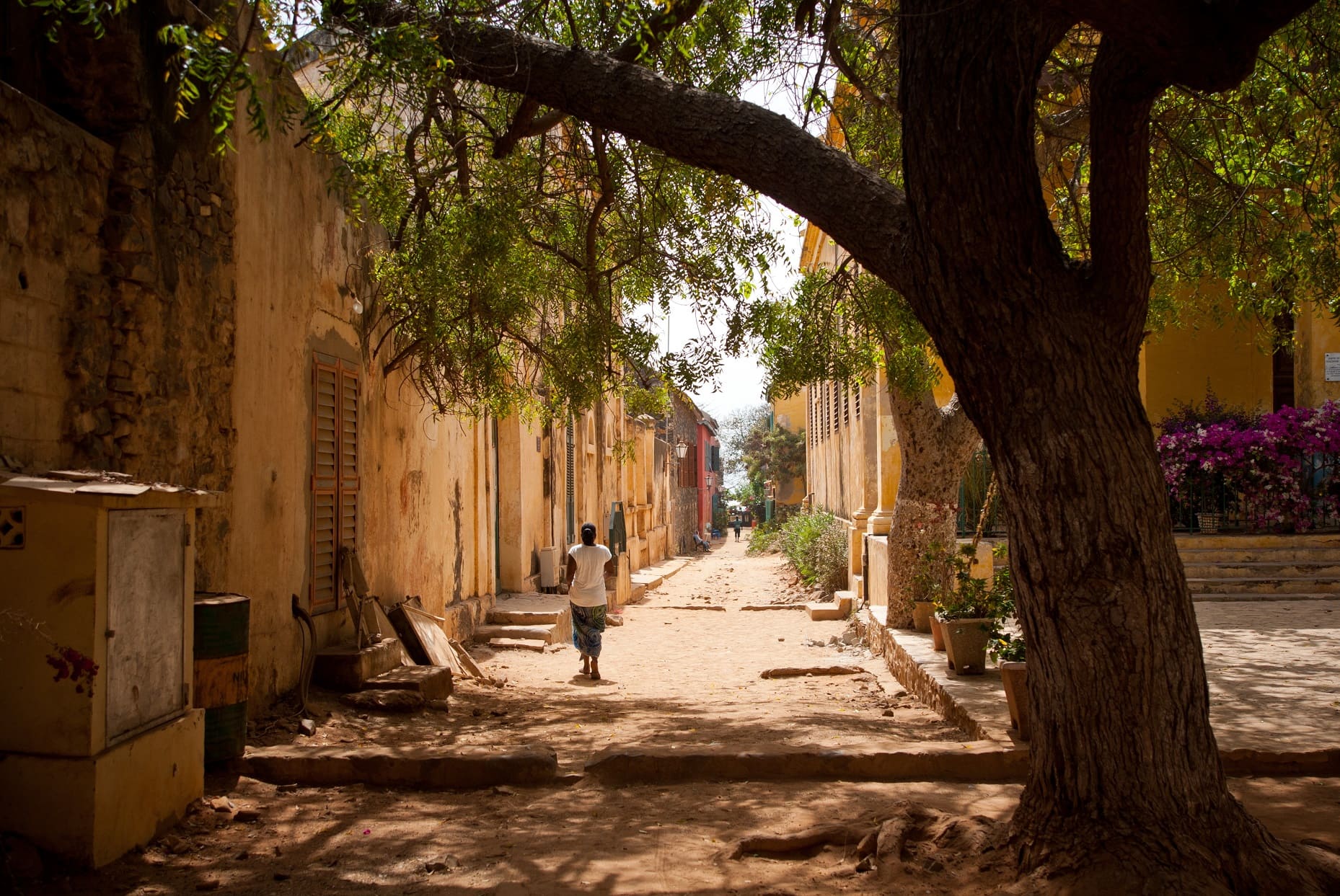 Rue de Gorée avec une femme marchant de dos