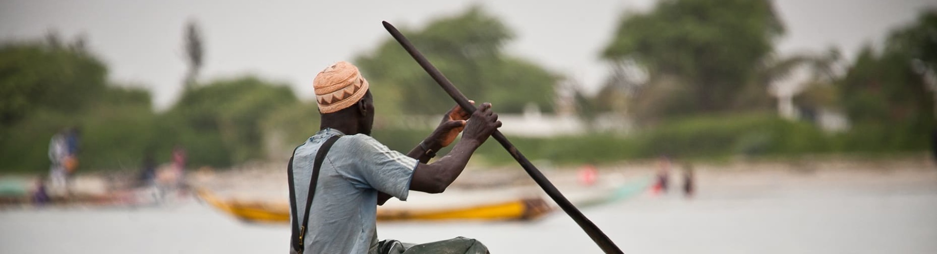 Pêcheur sur une barque dans la Langue de Barbarie