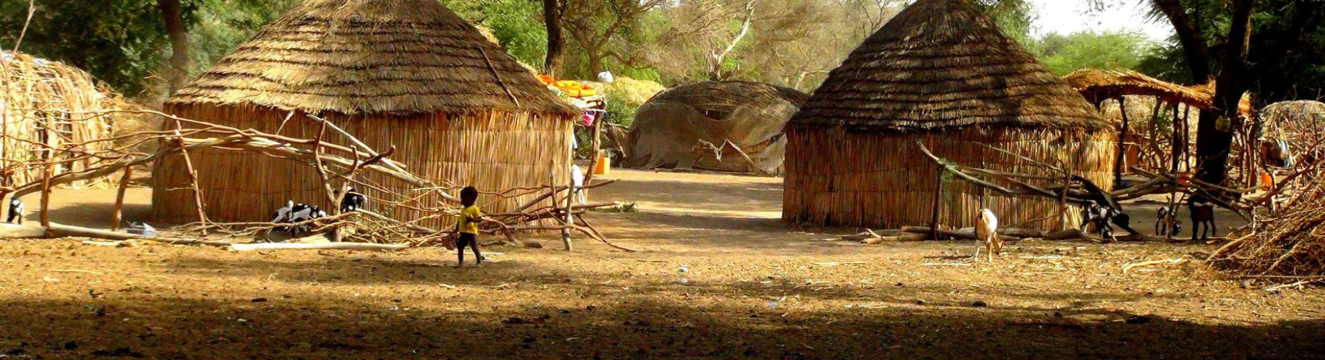 Enfant dans un village de brousse au Sénégal