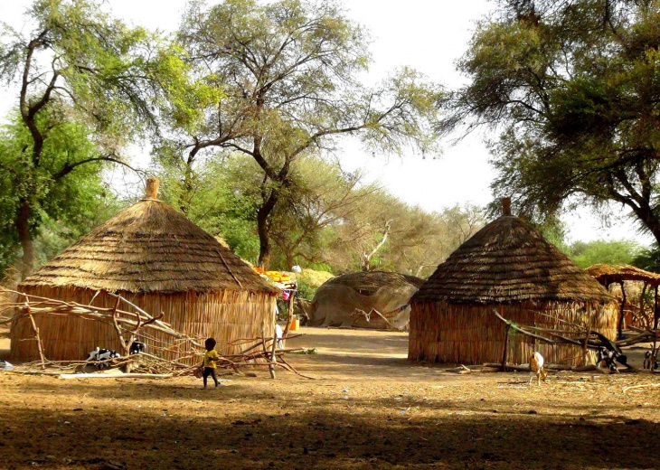 Enfant dans un village de brousse au Sénégal