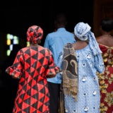Femmes habillées de Wax allant à la messe