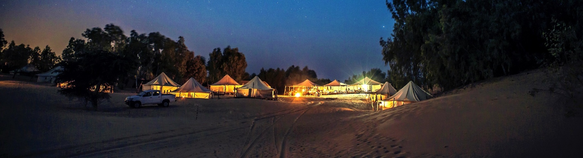 Tentes du camp de désert de Lompoul de nuit