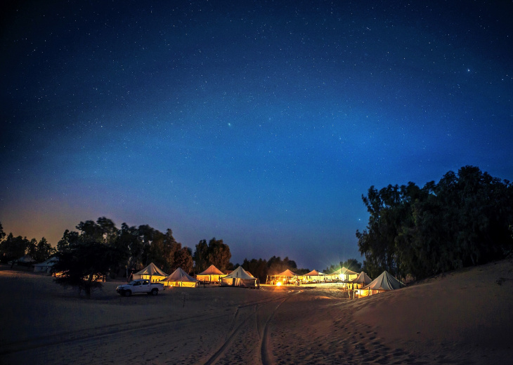 Tentes du camp de désert de Lompoul de nuit