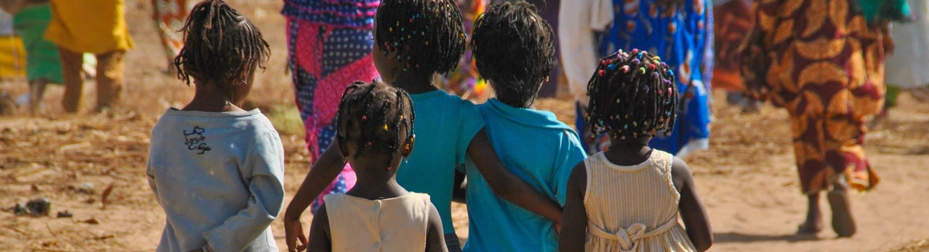 enfants marchant de dos