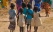 enfants marchant de dos