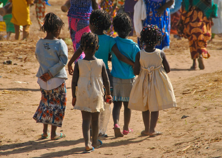 enfants marchant de dos