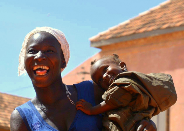 Mère et fille rigolant