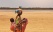sénégalaise en boubou avec son bébé dans le dos