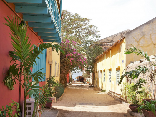 Rue de l'île Gorée aux maisons colorées