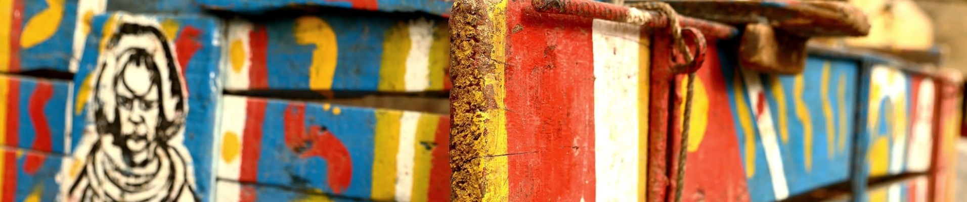 pirogue colorée gros plan