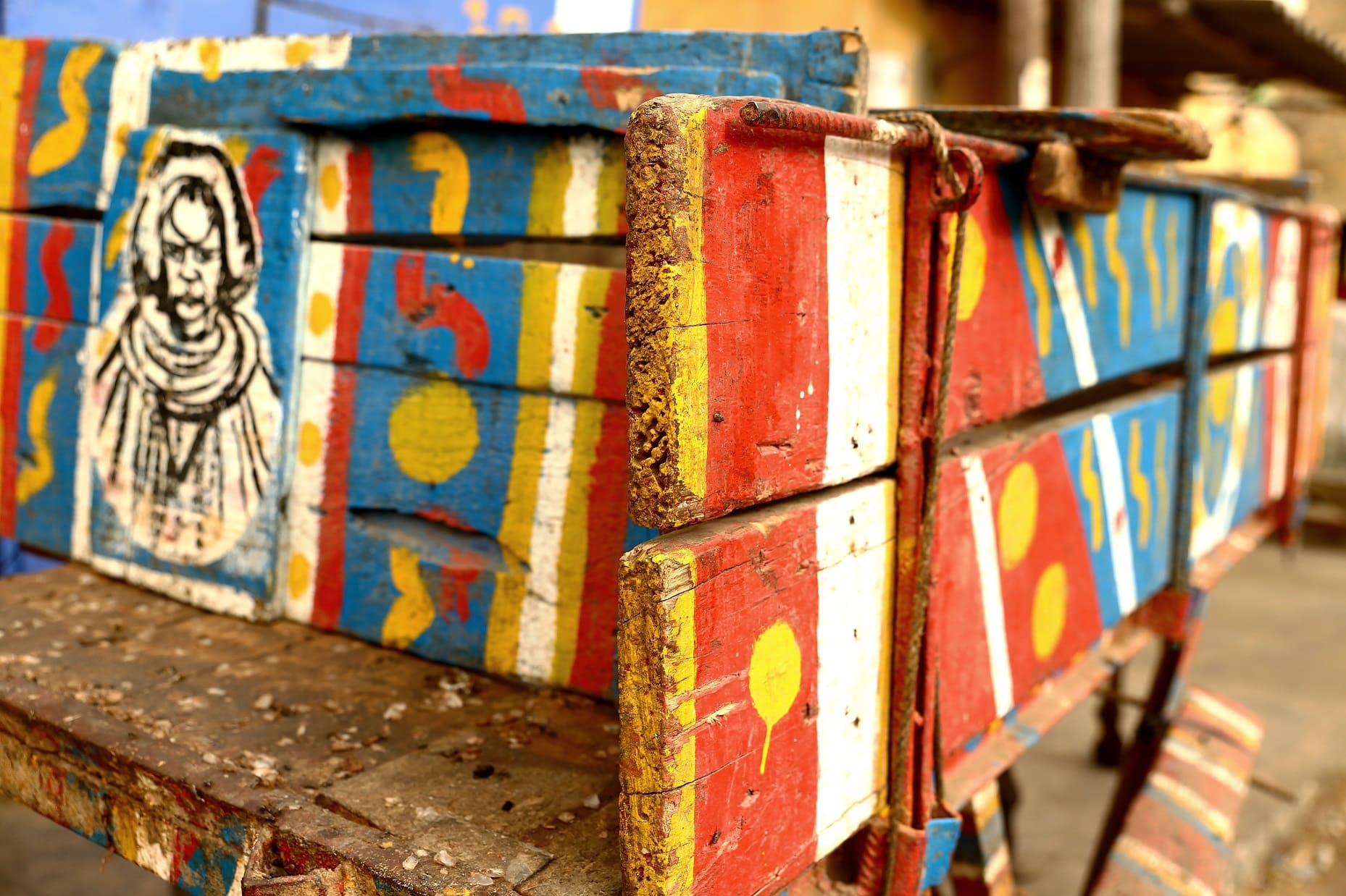 pirogue colorée gros plan