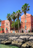 Vue sur les bâtiments colorés de Gorée