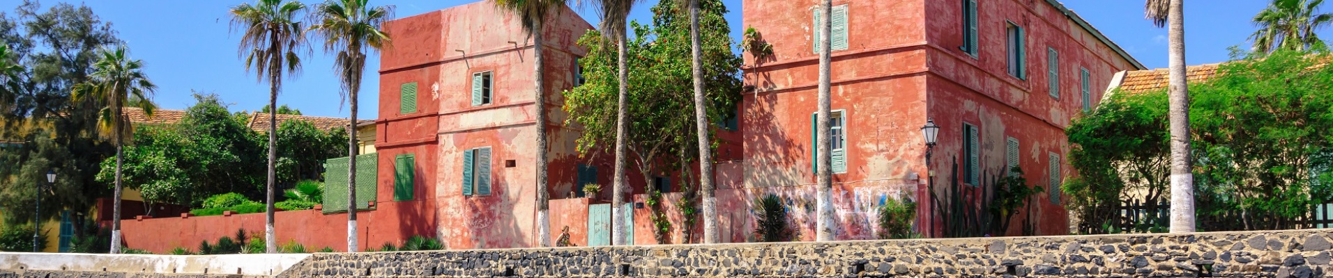 Vue sur les bâtiments colorés de Gorée