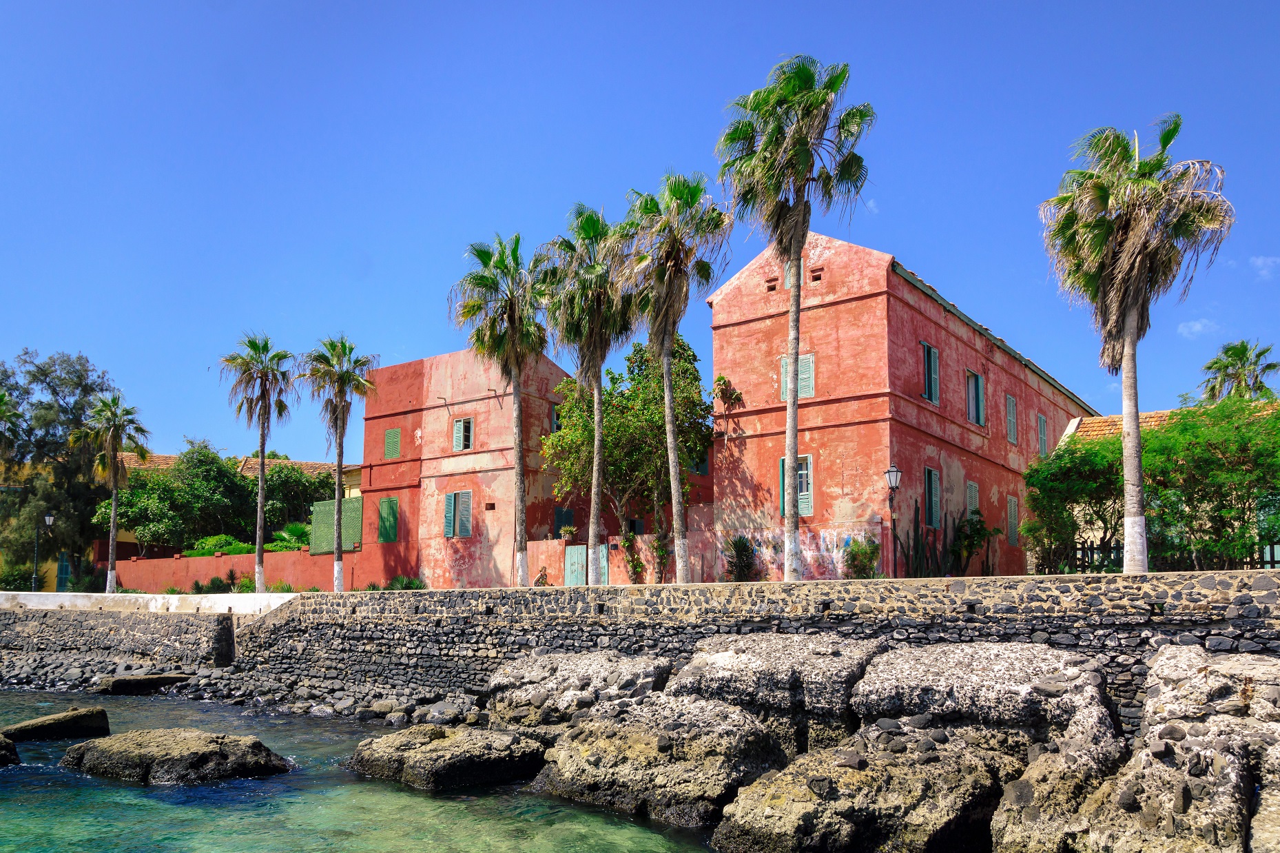 Vue sur les bâtiments colorés de Gorée