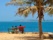 Sénégalais avec ses deux enfants sur un banc sur l'île de Gorée