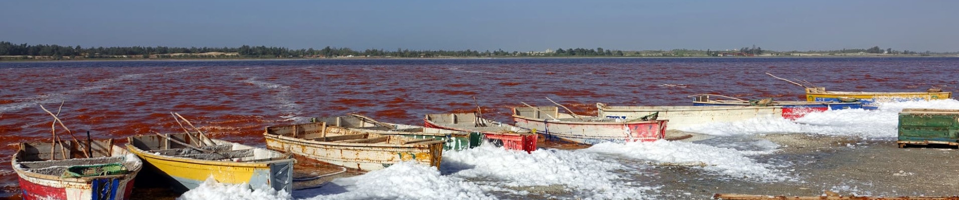 Pirogues en bord du lac rose au Sénégal