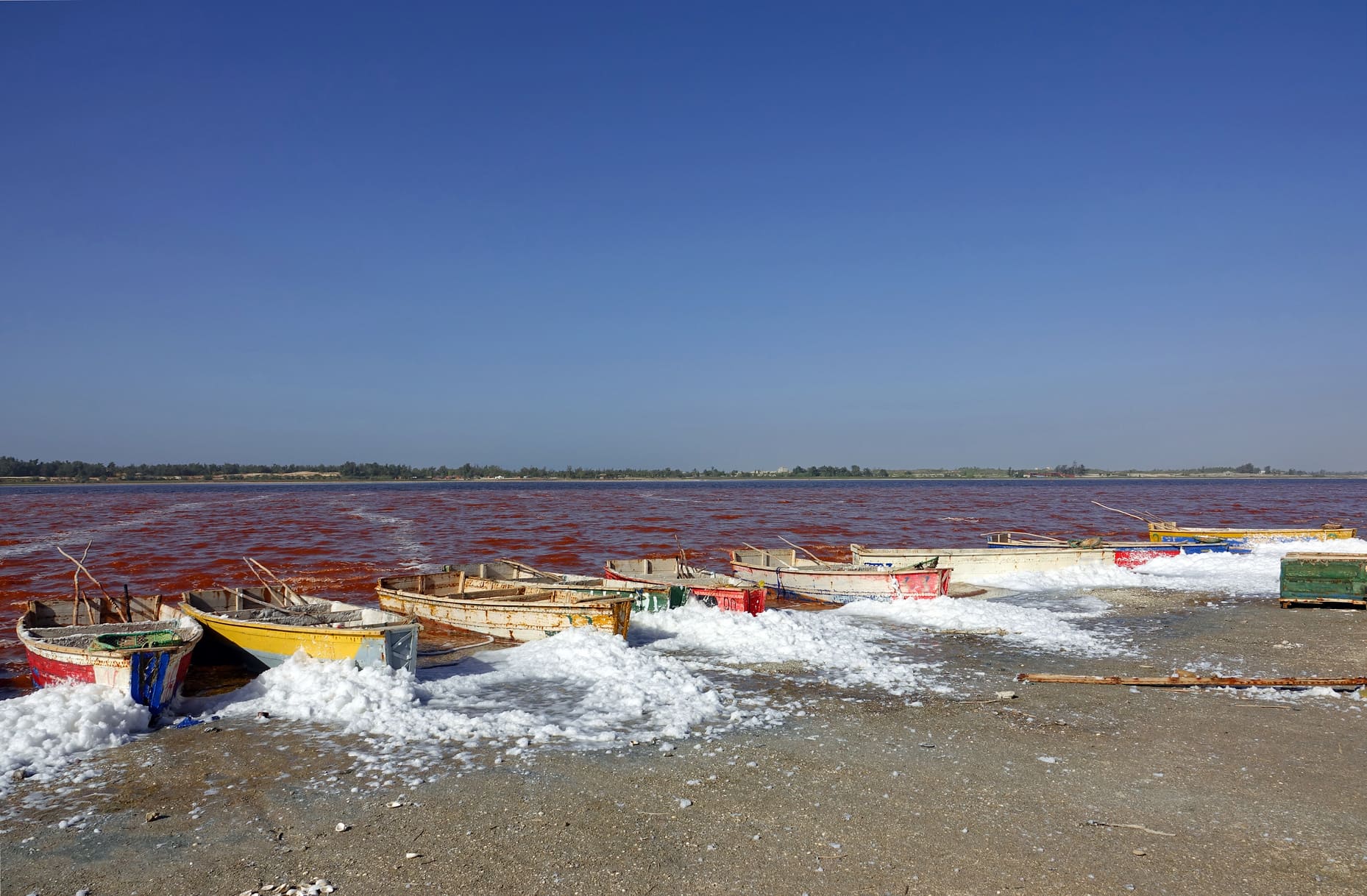 Pirogues en bord du lac rose au Sénégal