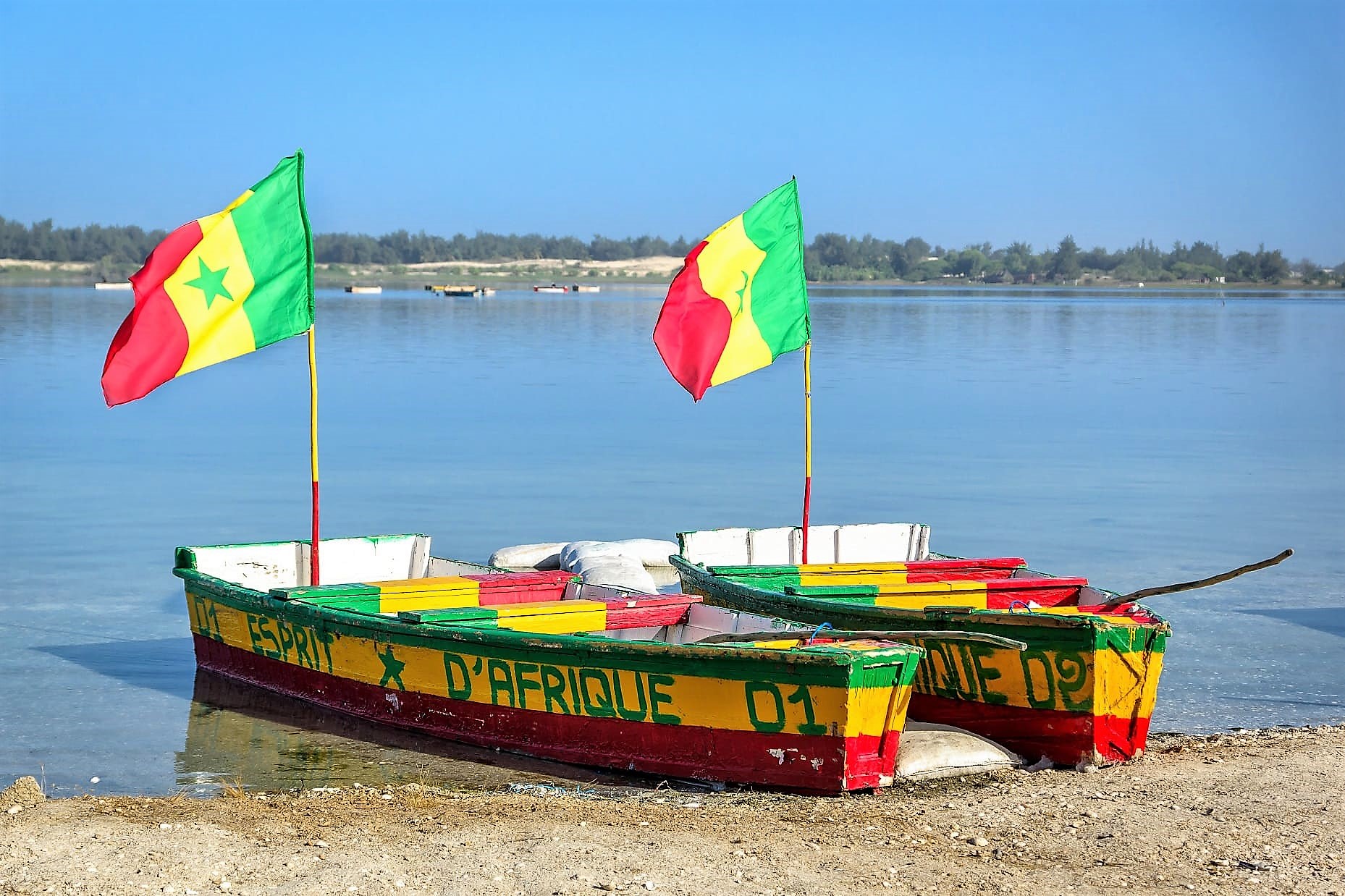 Deux pirogues sur le Lac Rose aux couleurs du Sénégal et avec deux drapeaux du pays
