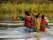 sénégalais sur une pirogue avec des maillots de sport en train de ramer