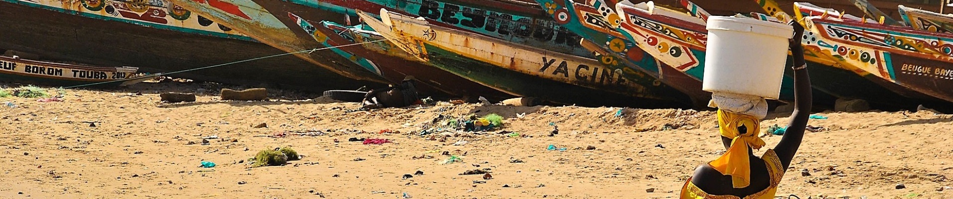 Femme avec sot sur la tête marchand sur le sable