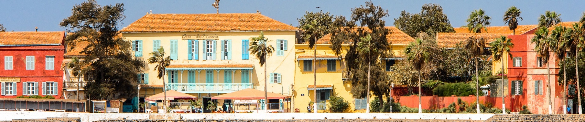 Maisons colorées de Gorée depuis la mer