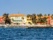 Maisons colorées de Gorée depuis la mer