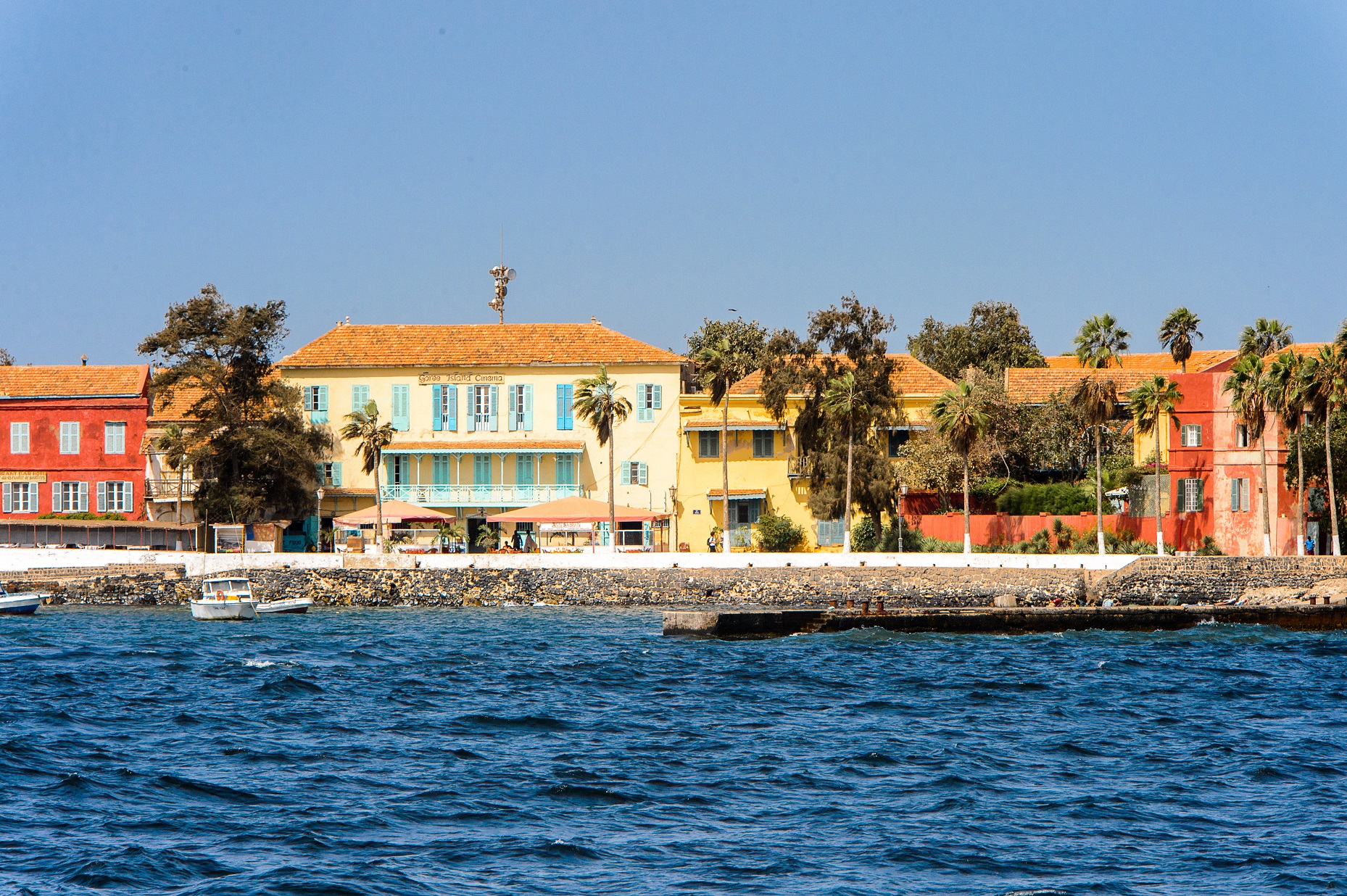 Maisons colorées de Gorée depuis la mer